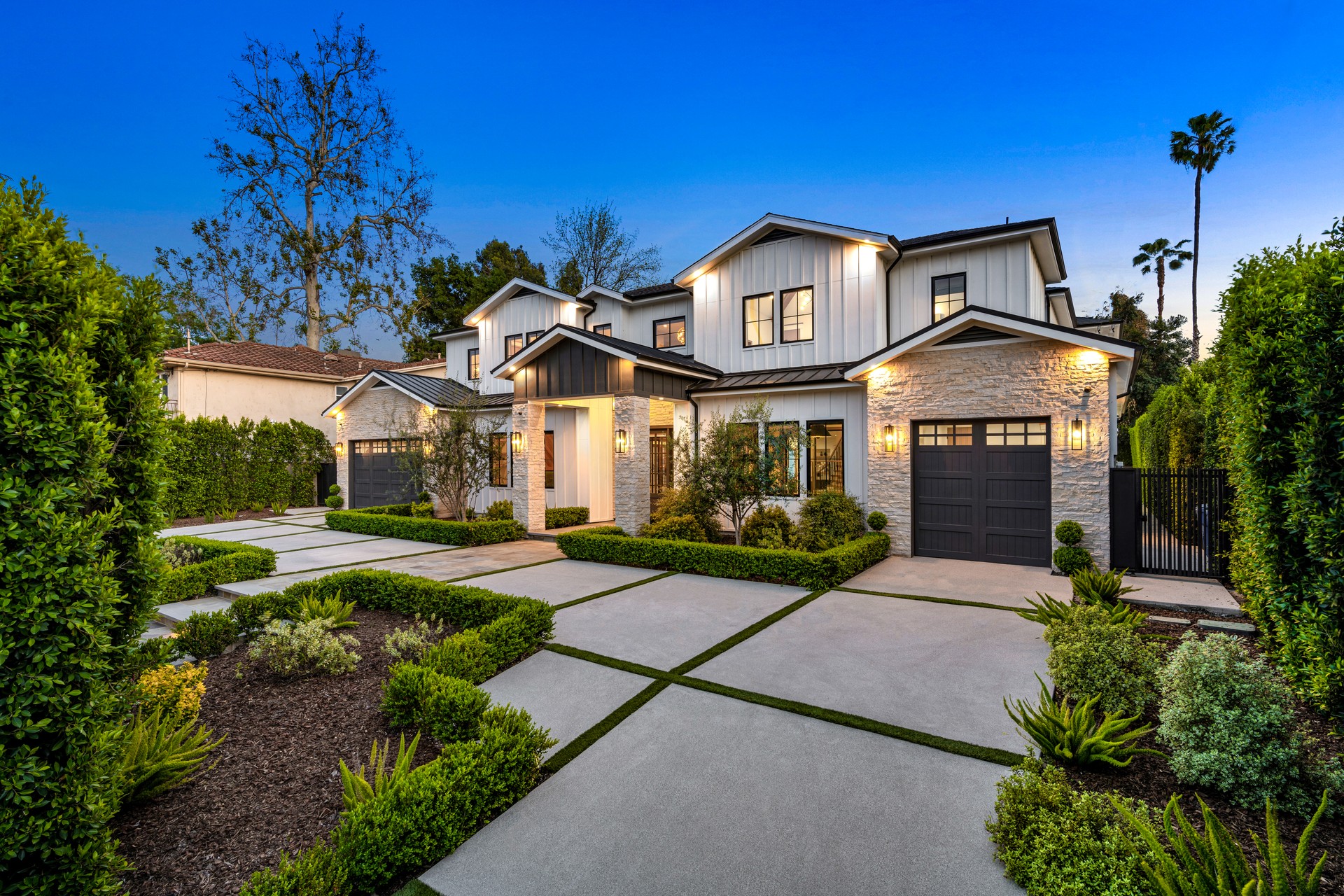 this is an exterior photo of a home for sale in beverly hills, ca